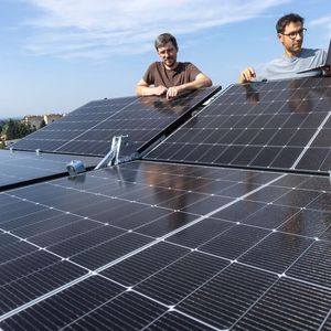 Armin Buchroither (rechts) und Thomas Neubauer vom Institut für Elektrische Messtechnik und Sensorik der TU Graz am faltbaren Solarmodul FLAPTrack.  (Bild: Lunghammer - TU Graz)