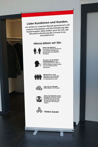 Auf dem Roll-up (85x200 cm) für 139 Euro sind zusätzliche Verhaltensregeln vermerkt. (Bild: Signal Design)