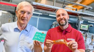 From left: Plasma Innovations Managing Director Fritz Pesendorfer with a circuit board with aluminum conductor tracks, INOCON Head of Research Maximilian Stummer with aluminum conductor tracks on a plastic film. (Image:Wolfgang Simlinger)