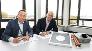 Bei der Vertragsunterzeichnung über eine Partnerschaft für Siliziumkarbid-Halbleiter: Jörg Grotendorst (links), Leiter der ZF-Division E-Mobility, und Cengiz Balkas, Senior Vice President und Geschäftsführer von Wolfspeed, ein Geschäftsbereich von Cree. (ZF)