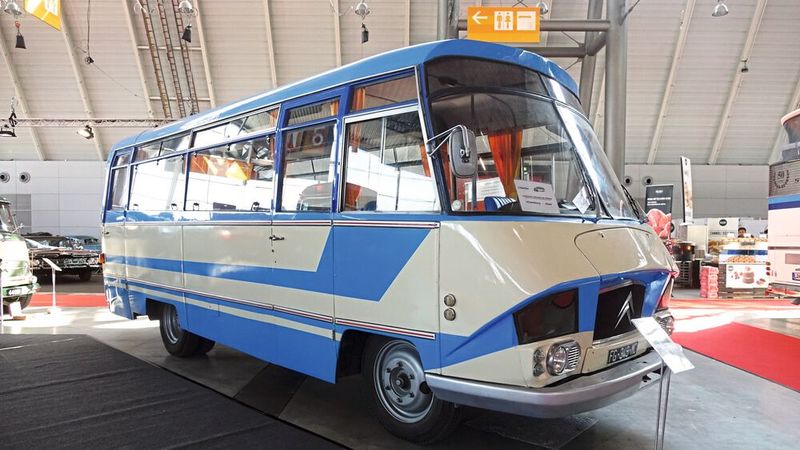 Trotz der deutlich geschrumpften Ausstellungsfläche in diesem Jahr bekamen auch Bus-Fans in Stuttgart wieder was geboten. So etwa diesen seltenen Citroën-Bus Typ N350 PHLZ von 1968. (Bild: Dominsky/»kfz-betrieb« )