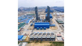 Luftbild der Luftzerlegungsanlage in Dung Quất, mit dem Stahlwerk von Hoa Phat im Hintergrund (Messer)