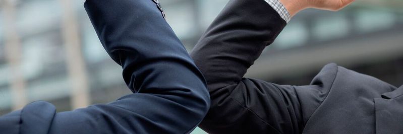 Der Handschlag in Corona-Zeiten: Auch vor den M&A-Aktivitäten in der Medizintechnikbranche im ersten Halbjahr 2020 hat der Coronavirus nicht Halt gemacht. Der Handschlag in Corona-Zeiten: Auch vor den M&A-Aktivitäten in der Medizintechnikbranche im ersten Halbjahr 2020 hat der Coronavirus nicht Halt gemacht.