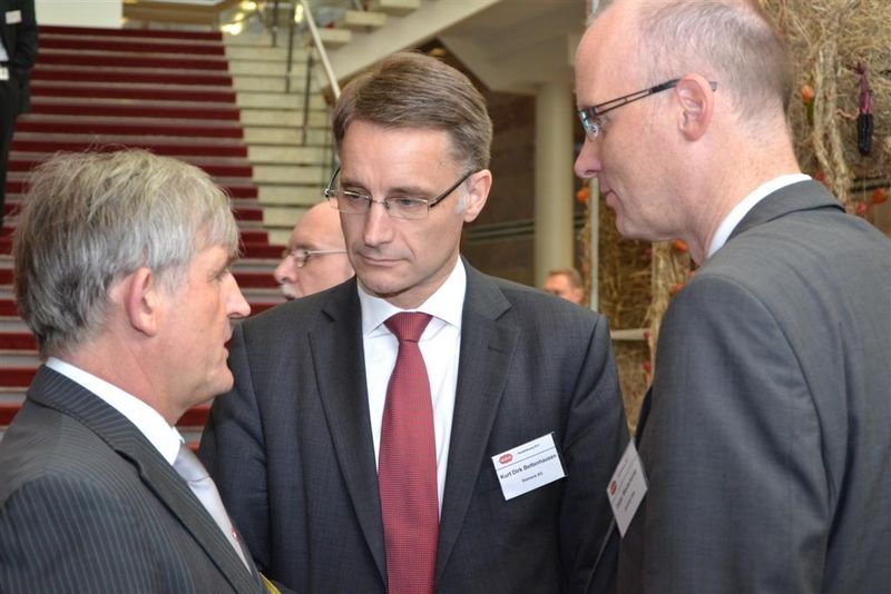 von links: Dr. Norbert Kuschnerus (Bayer Technology Services), Dr. Kurt Dirk Bettenhausen (Siemens) und Dieter Westerkamp (VDI/VDE-GMA) (Bilder: M. Henig, J. Nellen / PROCESS) (Archiv: Vogel Business Media)