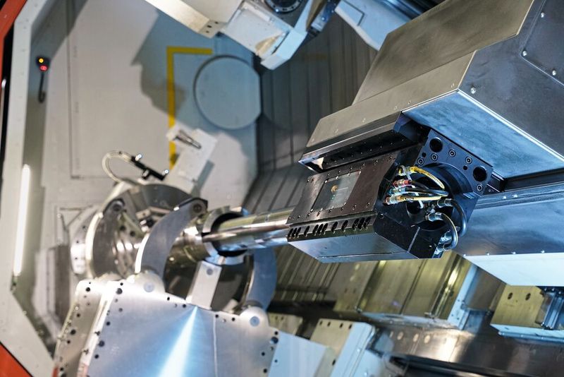 Innenbearbeitung mittels sensorgestützter Systembohrstangen und Steuerungsintegration über die NSH-eigene SPS-Schnittstelle.(Bild:  Niles-Simmons-Hegenscheidt GmbH)