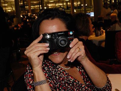 Katja Degenhart, Preisträgerin des Women´s Award 2001, macht sich ein Bild vom Abend. (Archiv: Vogel Business Media)