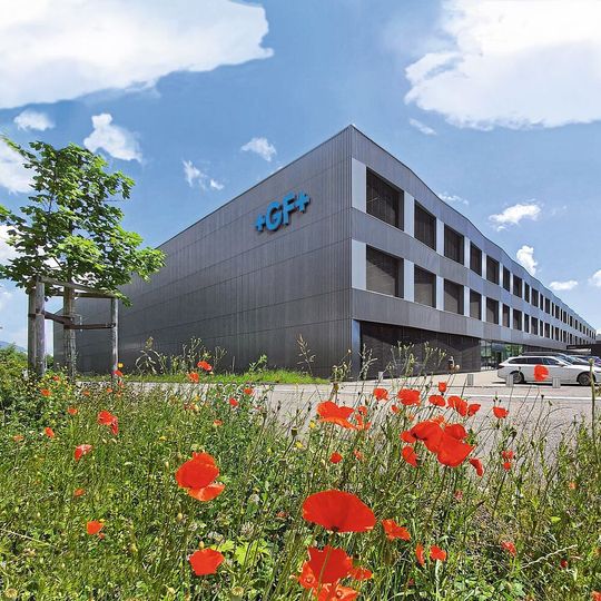 44.000 m2 für 450 Mitarbeiter: Der neue Hauptsitz der GF Machining Solutions, der ein Produktionswerk und ein Kompetenzzentrum umfasst, wurde 2019 nach zweijähriger Bauzeit in Biel (Schweiz) eingeweiht. 44.000 m2 für 450 Mitarbeiter: Der neue Hauptsitz der GF Machining Solutions, der ein Produktionswerk und ein Kompetenzzentrum umfasst, wurde 2019 nach zweijähriger Bauzeit in Biel (Schweiz) eingeweiht.