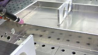 Für das Fügen der Batteriewanne des Elektroautos wurde auf eine Kombination aus Laser- und WIG-Schweißen gesetzt. (Bilder: Dinse) (Archiv: Vogel Business Media)