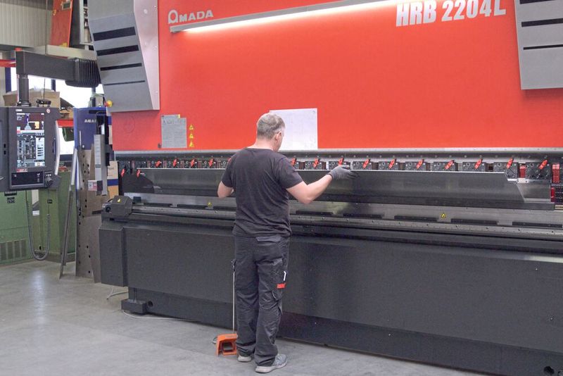 Mit 4 m Arbeitsbereich und einem optischen Winkelmesssystem ermöglicht die Biegepresse HRB 2204L, auch lange Bleche vom ersten Bauteil an genau zu biegen.  (Bild: Konrad Mücke)