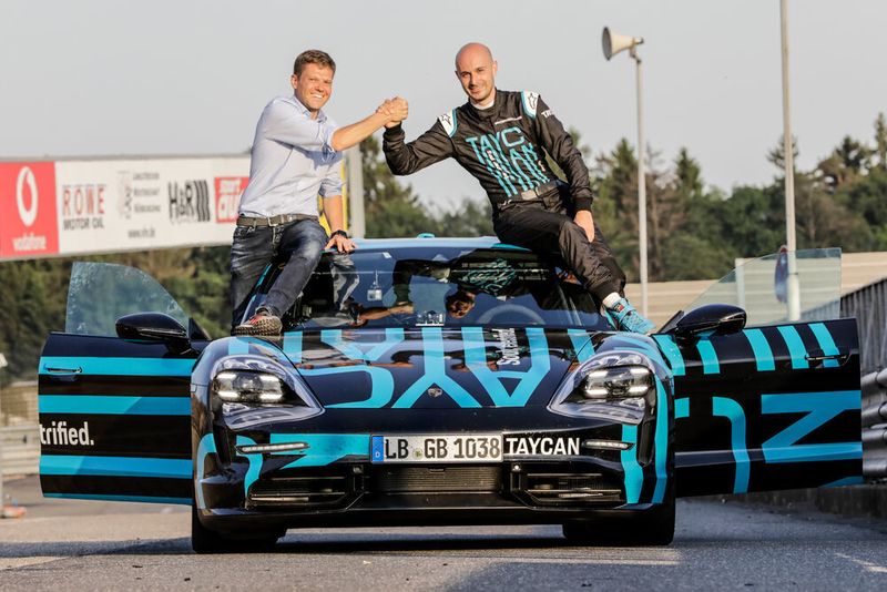 Taycan-Baureihenleiter Stefan Weckbach (links) und Porsche-Testfahrer Lars Kern nach der Rekordrunde auf der Nürburgring-Nordschleife. (Porsche)