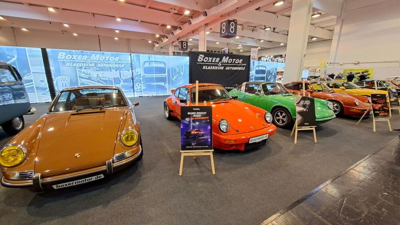 Schöne Porsche der Firma Mittelmotor zum Ansehen. Fragen stellen? Fehlanzeige! Der Stand war ohne Personal und diente ausschließlich zum bedecken das Hallenbodens. (Bild: Dominsky – VCG)