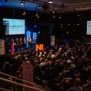 Auf dem Smart City Summit (SCS) Niederrhein kommen Menschen aus ganz Deutschland – und dieses Jahr auch aus den Niederlanden – zusammen, um durch städteübergreifenden Austausch voneinander zu lernen, gemeinsame Lösungen zu entwickeln und mithilfe neuer Ansätze Smart-City-Konzepte voranzutreiben.(Bild:  © Stadt Mönchengladbach)