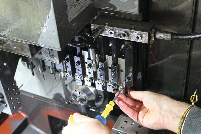 Der Schneidenwechsel geht bequem und blitzschnell. Der Maschinenbediener löst nur eine Schraube, … (Bild: Iscar)