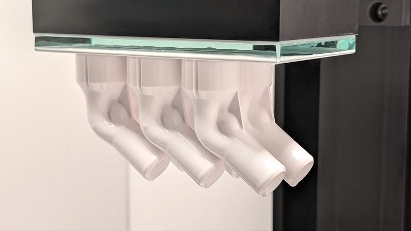 Dieser additiv gefertigte Gasinjektor kommt in der Halbleiterfertigung zum Einsatz. Auf dem Bild sind sechs Bauteile direkt nach dem Druck auf der Bauplattform zu sehen. (Bild: Sinto Advanced Ceramics)