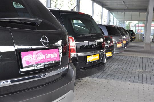 Unter dem Parkdeck stehen die Gebrauchten geschützt. (Archiv: Vogel Business Media)
