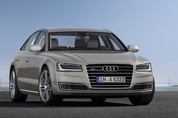 Audi hat sein Flaggschiff A8 überarbeitet. Optisch fallen vorsichtige Design-Neuerungen auf, auf technischer Seite sind es vor allem ausgefeilte LED-Scheinwerfer und effizientere Motoren. (Foto: Audi)