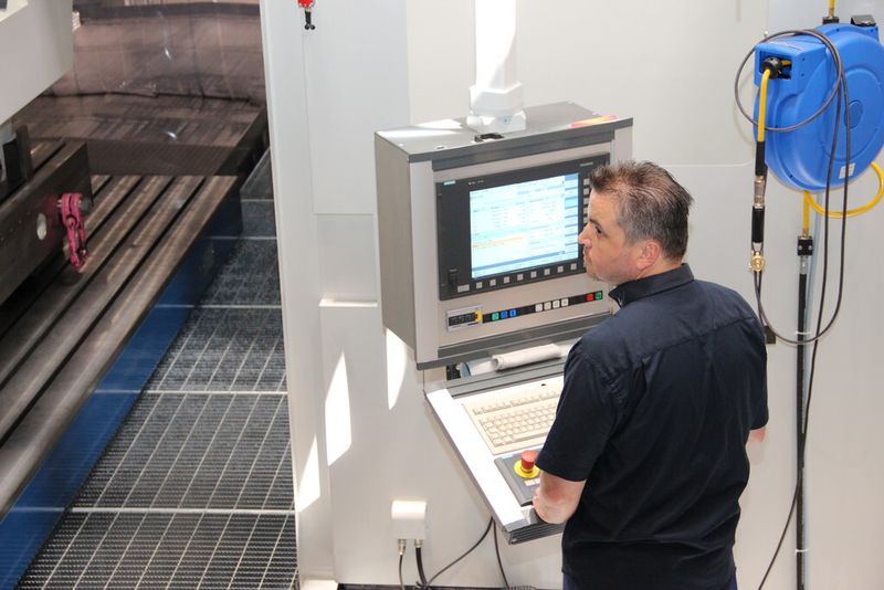 Bedienpanel der neuen Mikromat-Präzisions-Portalfräsmaschine 40V. (Bild: Kuttkat)