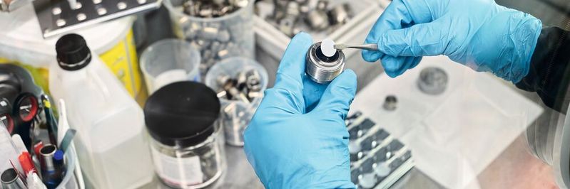 Ein Prototyp einer Lithium-Ionen-Batterie wird aus den beschichteten Elektroden zusammengesetzt. Ein Prototyp einer Lithium-Ionen-Batterie wird aus den beschichteten Elektroden zusammengesetzt.
