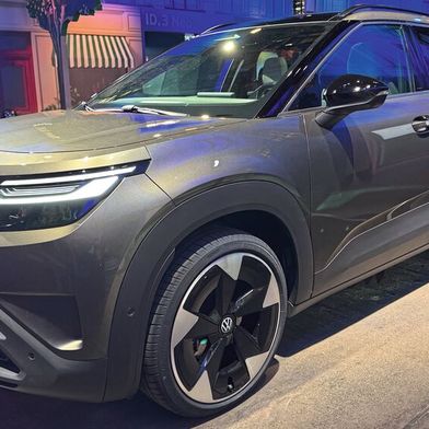 Der neue VW ID.Cross: Das elektrische Kompakt-SUV startet ab knapp 28.000 Euro und setzt auf die Designsprache „Pure Positive“. (Bild: Achter – VCG)