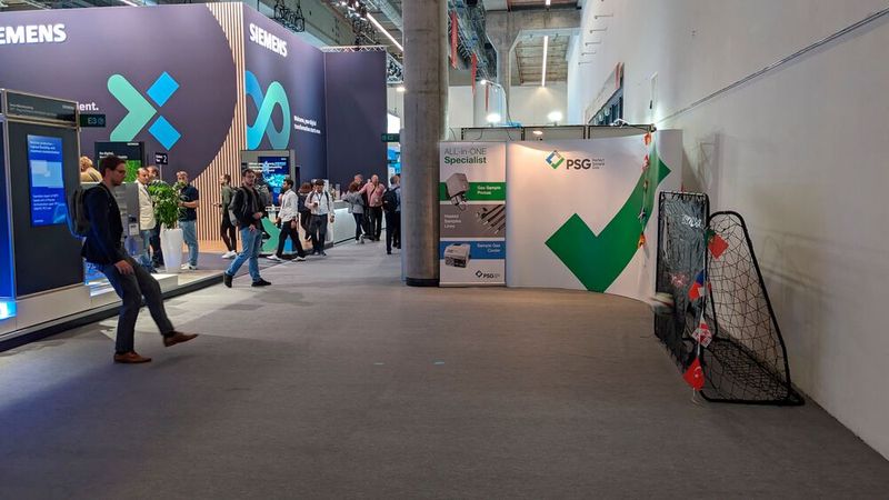 Wer es sportlich mag, kann bei PSG in Halle 11.0 gegen den Ball treten und seine Fußballfähigkeiten an der Torwand testen. (Bild: Ernhofer / PROCESS)