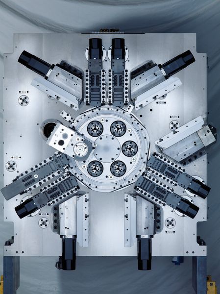 Der CNC-Mehrspindler kann kundenspezifisch in der Anzahl der Stech-/Bohrschlitten und Kreuzschlitten konfiguriert werden. (Bild: Index)