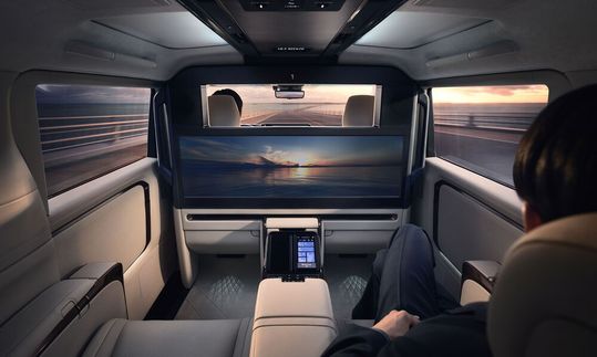 Im Viersitzer befindet sich ein großer 48-Zoll-Bildschirm.(Bild:  Lexus)