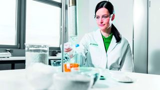 Chemikalienexperten der Dekra mahnen die zum 12. August in Kraft tretenden strengeren PFAS-Grenzwerte für Lebensmittelverpackungen an. (Bild: Dekra)