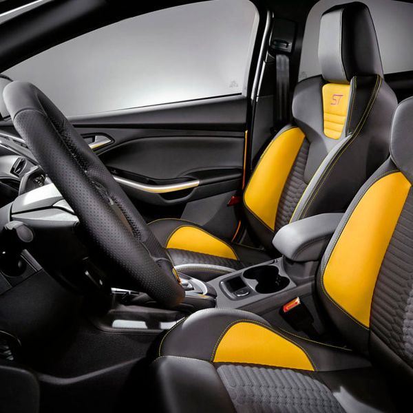 Der Innenraum ist entsprechend der sportlichen Ambitionen aufgewertet mit Recaro-Sportsitzen, Lederapplikationen, ... (Ford)