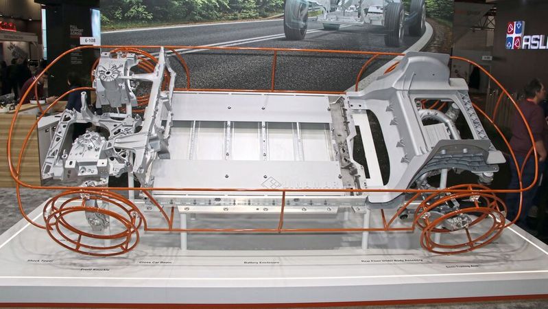 Die italienische Giesserei Linamar zeigt am Modell, wie Fahrwerksteile, Federbein­dome, Instrumententräger, HV-Batteriewanne und Hinterwagenbauteile zukünftig aussehen können.(Bild:  Klasing)