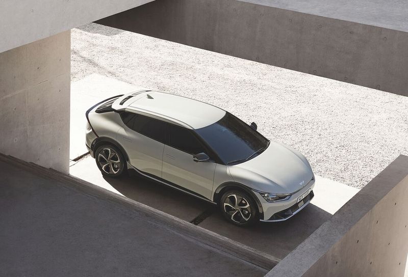 Der flach abfallende Kofferraumdeckel und die dreieckige C-Säule geben dem EV6 die Formen eines Coupés. (Bild: Auto-Medienportal.Net/Kia)