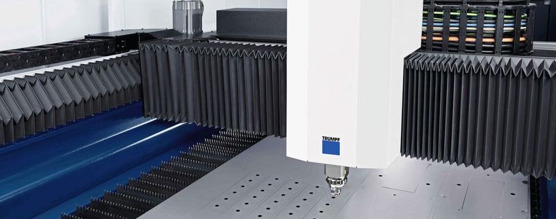 Blick in das Innere einer bahngeführten 2D-Laserschneidmaschine von Trumpf: Hier ist im Rahmen des Projekts ProKInect ein KI-Modell zur Identifikation von Fehlerursachen entstanden.(Bild:  Trumpf GmbH + Co. KG)