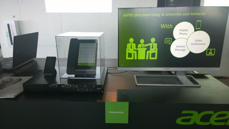 Acer zeigte auf der Internationalen Pressekonferenz in New York die IP-Telefonie-Lösung abPBX Plus. Die zentrale Komponente ist ein SDN-Server, hier der abPBX Plus 100 für kleine Unterrnehmen ausgestellt. Auf dem Server steht das IP-Telefon abTouchphone. Zudem kann auch ein Smartphone als Endgerät dienen. (Bild: IT-Business)