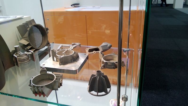 Im Laserschmelzverfahren hergestellte Bauteile von Renishaw. (Bild: D.Quitter, konstruktionspraxis)