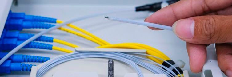 Breitbandanbieter sind von der momentanen Glasfaserleitungs-Ausbaustrategie der Telekom nicht begeistert. Lesen Sie hier, was die Telekom-Konkurrenten zu bemängeln haben ...(Bild:  Telekom)