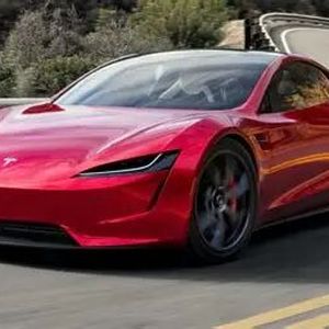 Der mit Kaltgastriebwerken ausgestattete Tesla-Roadster von vorne.(Bild:  Tesla)