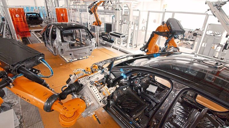 Dürr und Volkswagen entwickelten das automatisierte Line-Tracking-Verfahren, bei dem sich die Karosserien auf Schubplattformen kontinuierlich weiter bewegen, während Roboter die Seitenscheiben einkleben. (Dürr)