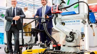 Auf der Automatica haben Comau und Fincantieri den „MR4Weld“ erstmals präsentiert. Der auf Ketten montierte Schweißroboter soll beim Schiffsbau im Außenbereich die Mitarbeiter schonen und das Schweißen deutlich beschleunigen. Hier erklären die Partner, wie das gehen soll. (Bild: Comau / Fincantieri)