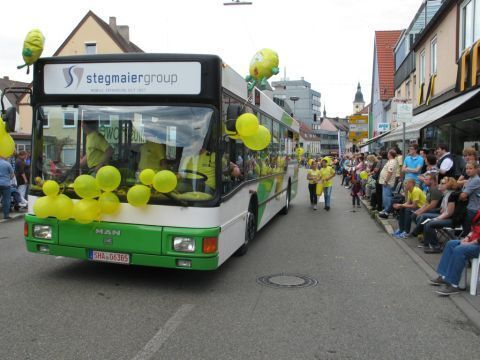 Anlässlich eines Festtagsumzugs machte BFS mit einem Stadtbus Werbung für die Zitronensäureester-Technologie. (Foto: BFS)