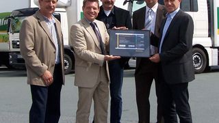 Übergabe des Conti-Fleet-Awards (v.l.n.r.): Werner Luther (technischer Betriebsleiter Dennree), Wolfgang Wohlfahrt (Verkaufsleiter Continental), Klaus Staltmair (Fuhrparkleiter Dennree), Tobias Mäder (Bezirksleiter Continental), Thomas Greim (Geschäftsführer Dennree) Bild: Continental (Archiv: Vogel Business Media)