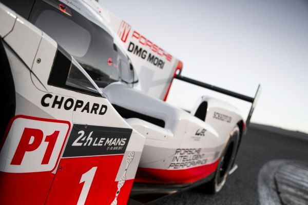 Beim Vorher-Nachher-Vergleich mit dem Vorjahres-919 fallen in der Frontansicht die höheren, breiteren und längeren Radhäuser ins Auge. Seitlich sind sowohl die angepassten hinteren Lufteinlässe für die Kühler als auch der neue Durchlass vom Monocoque zum Radhaus auszumachen. (Porsche)