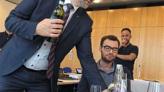 Timo Albiez von der Schweizerischen Hotelfachschule Luzern schult Mitarbeitende der Kestenholz-Gruppe. (Bild: Faust/»kfz-betrieb«)