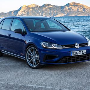 Volkswagen hat den Golf überarbeitet. Äußerlich hat sich das Volumenmodell kaum verändert, zum Design-Update gehören neue Stoßfänger, neue Kotflügel und serienmäßig neue Voll-LED-Scheinwerfer für e-Golf, Golf GTE und alle Golf GTI und Golf R.(Bild:  Volkswagen)