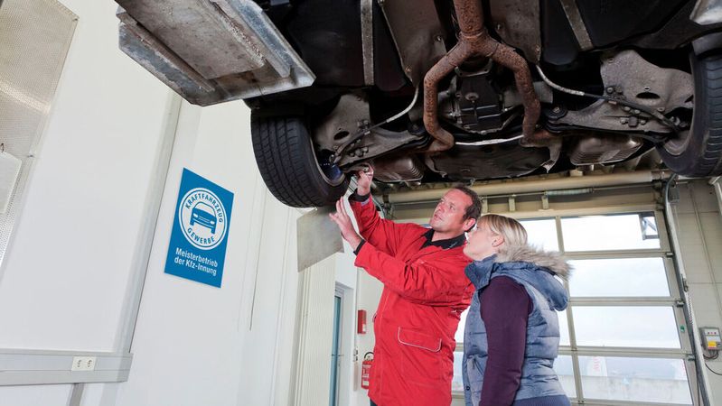 Ob ein Auto reparaturfähig oder ein schrottreifes Altfahrzeug ist, sollte nicht pauschal entschieden werden, sondern nur von Kfz-Fachbetrieben; das fordert der ZDK.(Bild:  ProMotor)