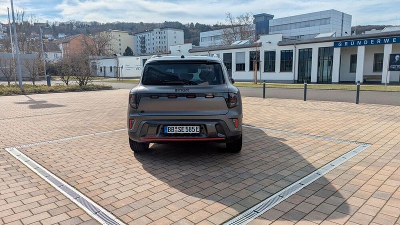 Die schmale Lichtsignatur wiederholt sich am Heck. (Bild: Simon – VCG)