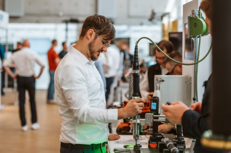 Besucher haben in Stuttgart Einblicke über Produkte und Dienstleistungen rund um Schraubverbindungen, -technik, -werkzeuge sowie Einkauf und Beschaffung von C-Teilen erhalten. (Bild: Camilo Amaya)