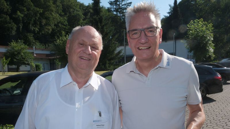 Beim BFC-Branchenabend: Helmut Peter (BFC) und Chefredakteur Wolfgang Michel (kfz-Betrieb). (Bild: Zietz – VCG)