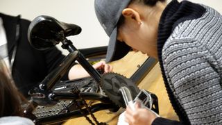 Ingenieurskunst zum Anfassen: Die Kombination aus digitalen Tools und handwerklicher Problemlösung bereitet die nächste Generation von MINT-Absolventen auf die Industrie von morgen vor. (Bild: Stratasys)