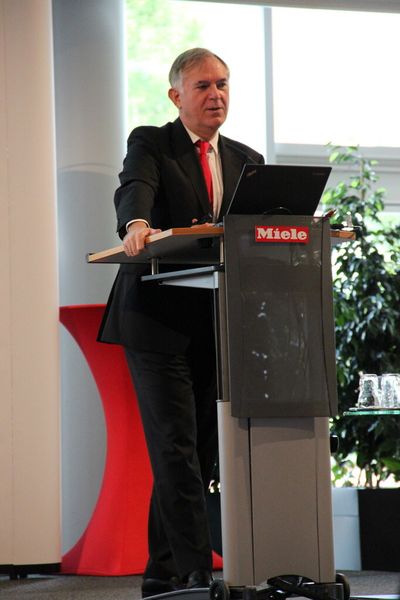 Dr. Sailer ist der Geschäftsführer von Miele und erklärte augenzwinkernd, dass Miele sich jetzt auch mit denm Waschen beschäftige. (Bild: Horn)