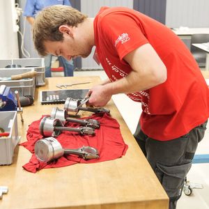 Dieser Aufgabe widmet sich hier auch der dritte Schweizer, Lars Hayoz.(Bild:  Schmidt - VCG)