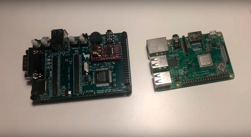 Größenvergleich: TinyLlama neben einem Raspberry Pi 3B.